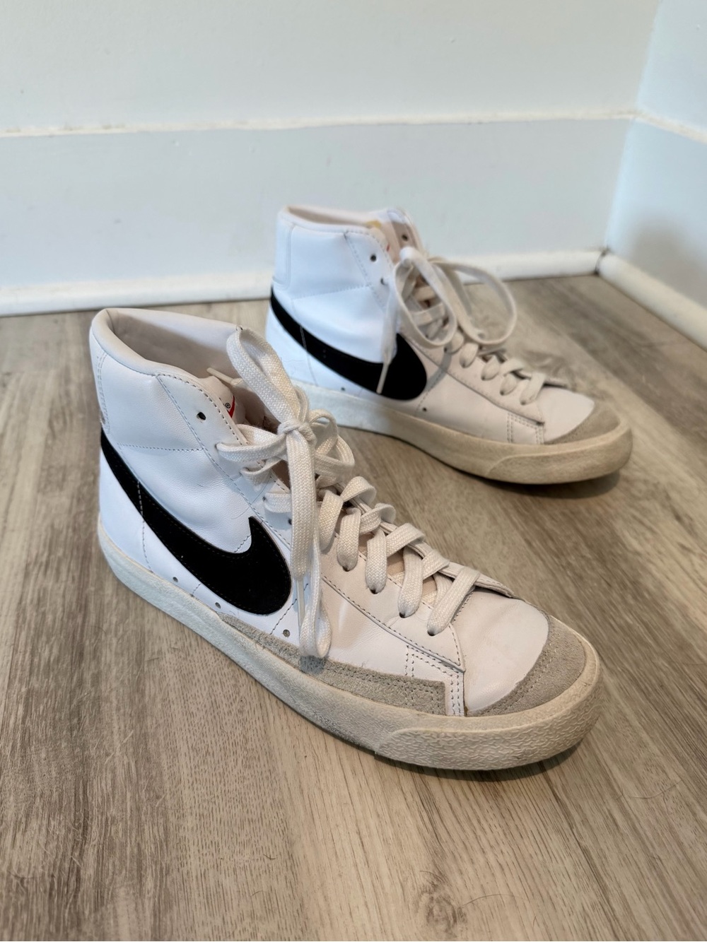 Nike Women's Blazer Mid 77 Shoes